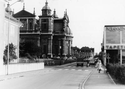 Västra sjögatan från Strömgatan mot torget  och Domkyrkan ca 1974 