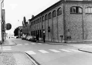 Proviantgatan vid korsningen med Storgatan 1974. Gamla bryggeriet i kv Bryggaren ca 1974