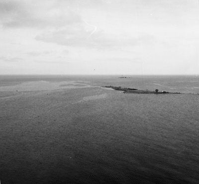 Utsikt från silot över sundet och Garpens fyr 1956