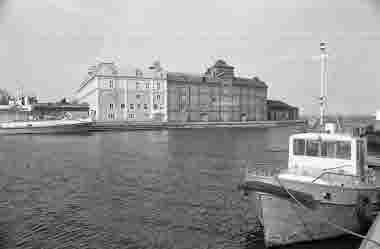 kv Vedgårdsholmen från hamnen 1975