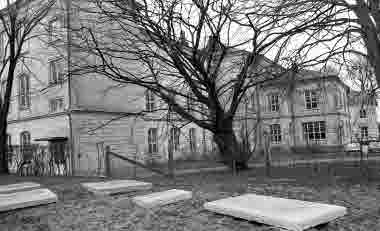 Hus vid Slottsvägen från Gamla kyrkogården kv Valnötsträdet 1975
