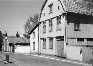 Nybrogatan mot Skvallertorget 23/5 1965. Högra huset Kronblads