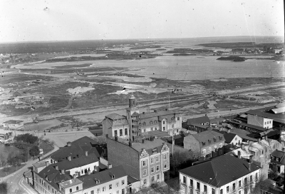 Den torrlagda Fredriksskanskanalen och Malmfjärden från vattentornet