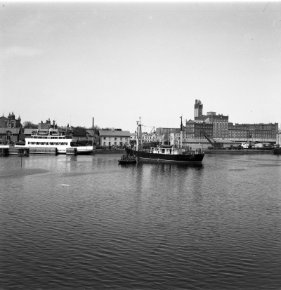 SJ finkor (godsvagnar) upptas ur hamnen 23/4 1958