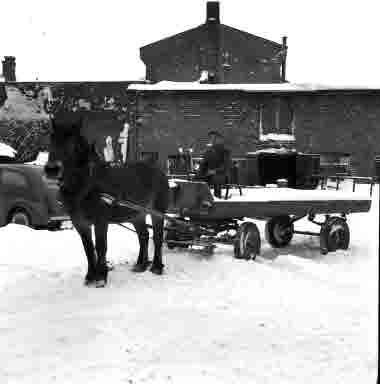 Åkare Ture Johansson Norra vägen 40. F.d. Linds slakteri. 1955