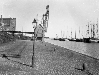 Elevatorkajen, vinterliggare i bakgrunden vid vågbrytaren omkr 1928