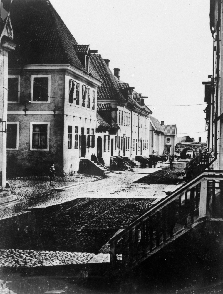 Kaggensgatan med Jordbrovalvet i bakgrunden och många trappor. omkr 1890