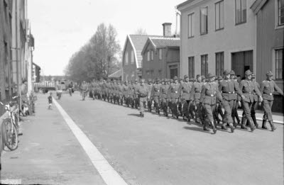 Tysk trupp marscherar på Landshövdingegatan