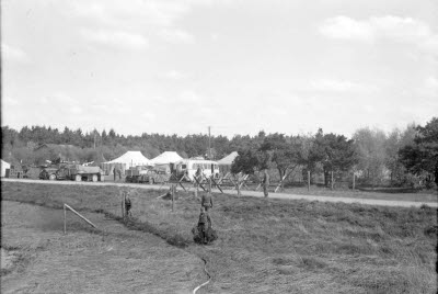 Svensk vaktpost vid tyska flyktinglägret på Kullö