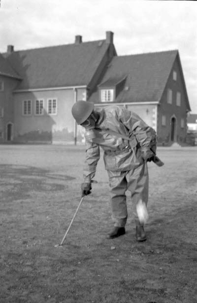 1:a luftskyddsdagen. Brandskyddskvinna i arbete