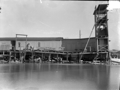 Kallbadhuset vid Tjärhovet efter isskruvningen 1933