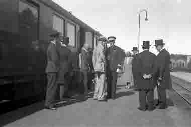 Gustav V mottages på centralstationen, landshövding Lidman