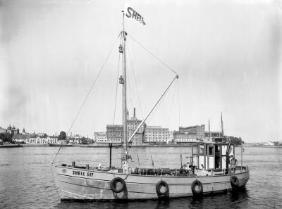 Rederi AB Shell bunkerbåt i hamnen