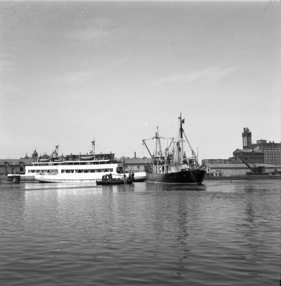 SJ finkor (godsvagnar) upptas ur hamnen 23/4 1958