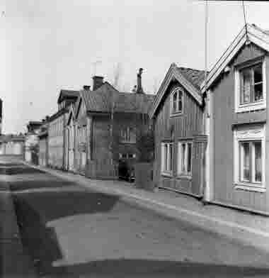 Nybrogatan mot Skvallertorget 25/4 1964. Nybrogatan 16 till höger