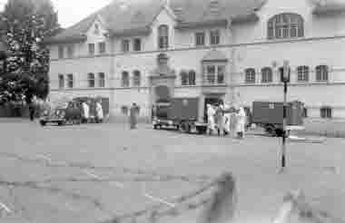 Sjuktransport från koncentrationsläger till varmbadhuset 30/5 1945