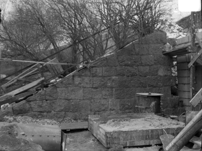 Jordbrovalvet, östra stödmuren