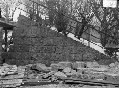 Jordbrovalvet, västra stödmuren