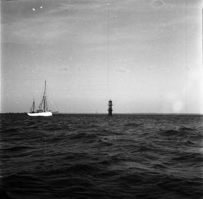 Sjömansskolans övningsfartyg i sundet maj 1955. Fartyget Sceptre som hyrdes av Kalmar Sjömansskola 1955. Engelsk kutter.