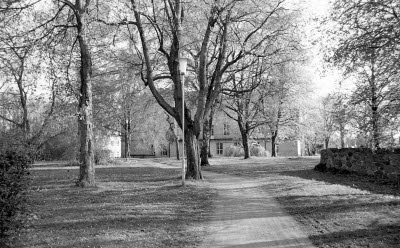 Hus vid Slottsvägen från Gamla kyrkogården kv Valnötsträdet 1975