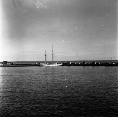 Sjömansskolans övningsfartyg i hamnen maj 1955. Tjärhovsbågen. Flottans skonert Gladan eller Falken. 
