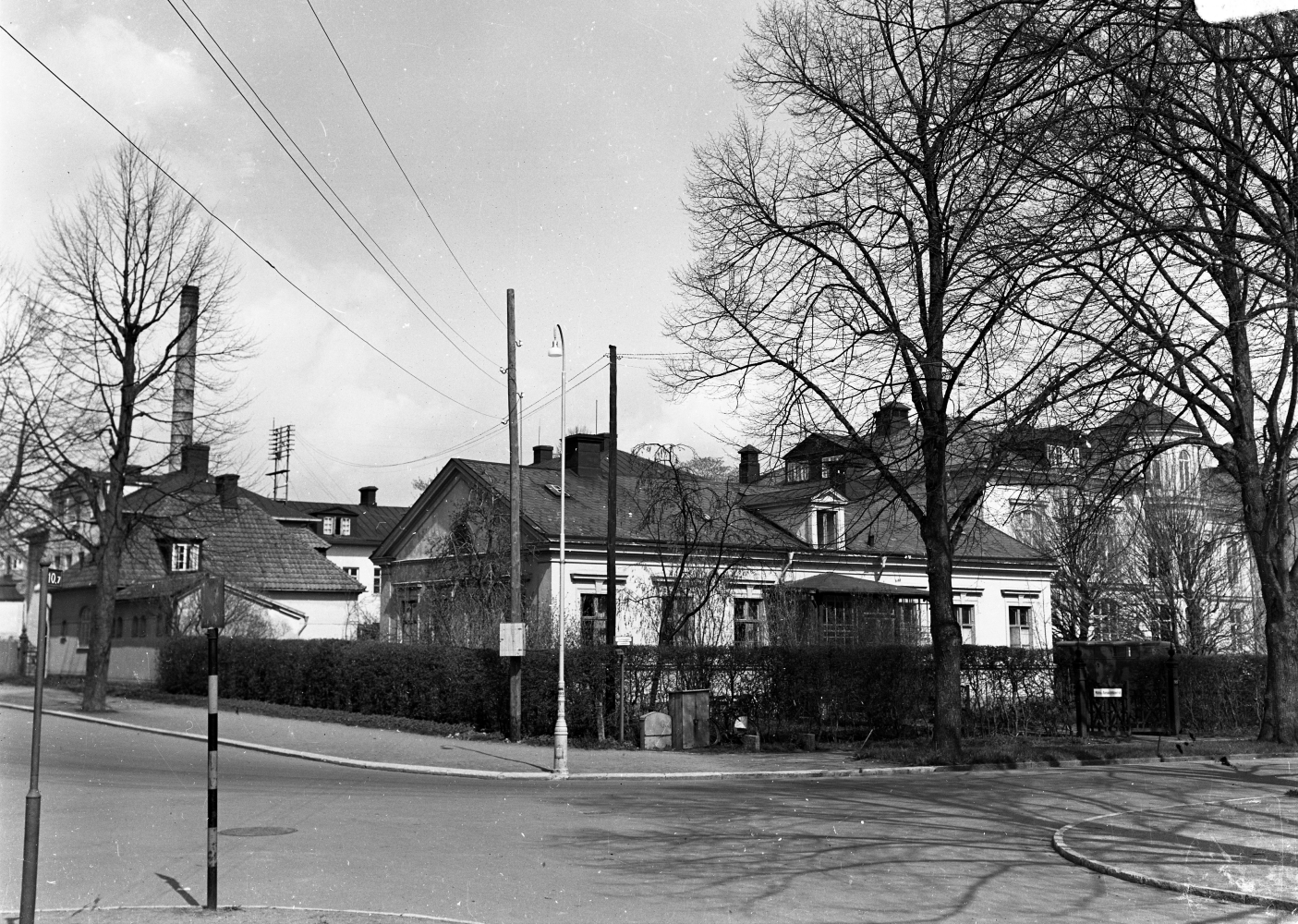 Slottsvägen - Kungsgatan. Mödra- och barnavårdscentral (f.d.  sysslomansbostaden vid gamla lasarettet). Omkr 1940