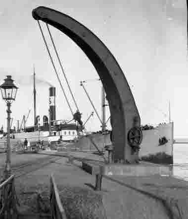 Skeppsbron, gammal kran vid Sveabolagets kaj. omkr 1928