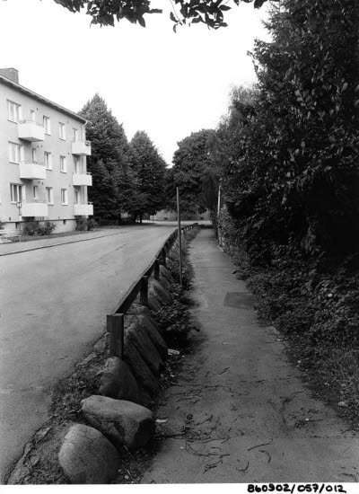 Gångbana vid Lindölundsgatan kv Makrillen 1986 860902/057/019Hus vid Lindölundsgatan kv Makrillen 1986 860902/057/012