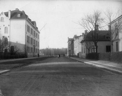 Linnégatan med Flickskolan från Esplanaden mot norr