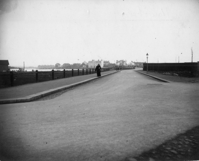 Gata mot Ängöbron med Ängö i bakgrunden