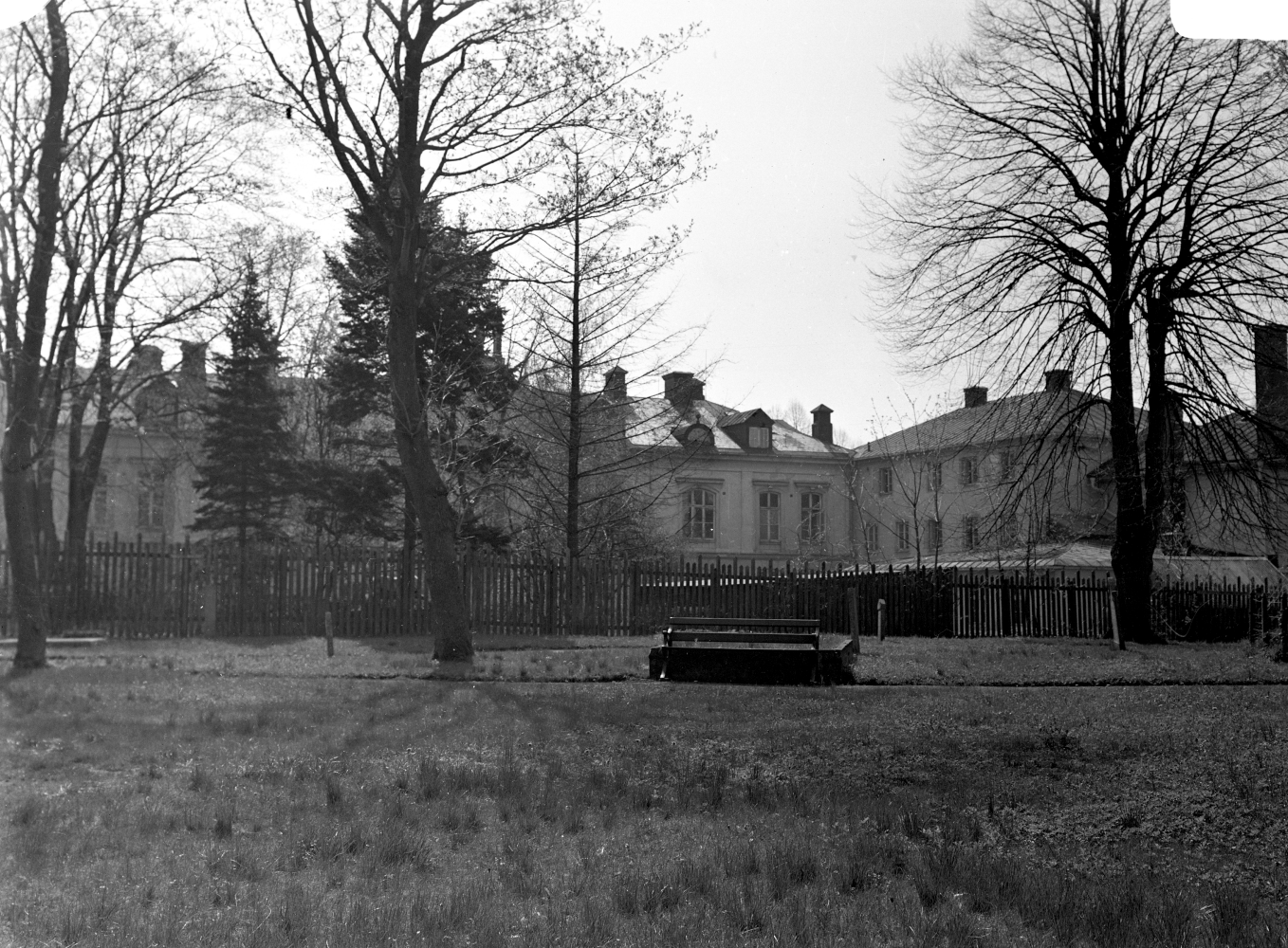 Lasarettet vid Slottsvägen. Från gamla kyrkogården. omkr 1940