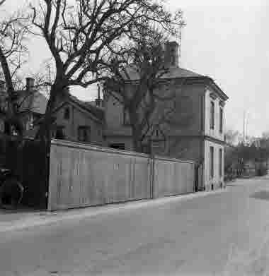 Nybrogatan Strandgatan Skohandlare Karlbergs 19/4 1964