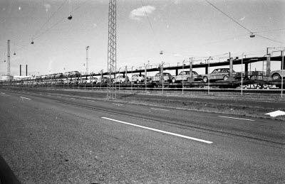 Volvo Kalmarverken. Bilar lastade på järnvägsvagnar 1975