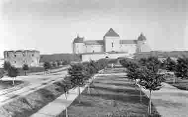 Södra kyrkogården och slottet omkring 1862