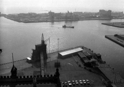 Vy från Ångkvarnen 1980. Elevatorkajen och färjeterminalen för linjen Kalmar-Rönne