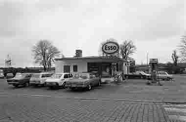 Floras kulle 1975 Esso bensinstation och verkstad. 