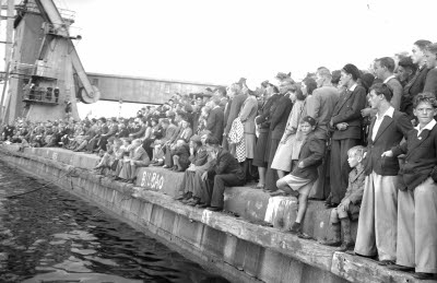 Kalmar runt-simningen åskådare på kajen