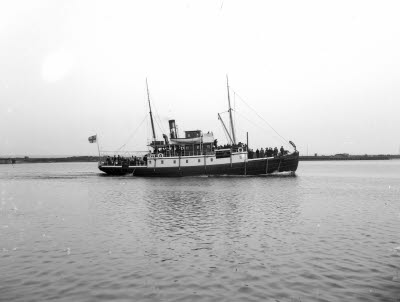 Kalmarsund VI med tjärhovet i bakgrunden
