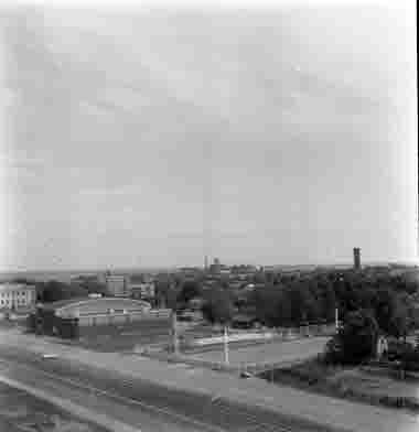 Utsikt från nya sjöbefälsskolan 18/6 1962
Norrgård, sporthallen, isbanan