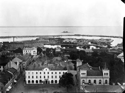 Utsikt från vattentornet mot hamnen