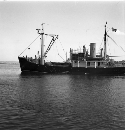 SJ finkor (godsvagnar) upptas ur hamnen 23/4 1958