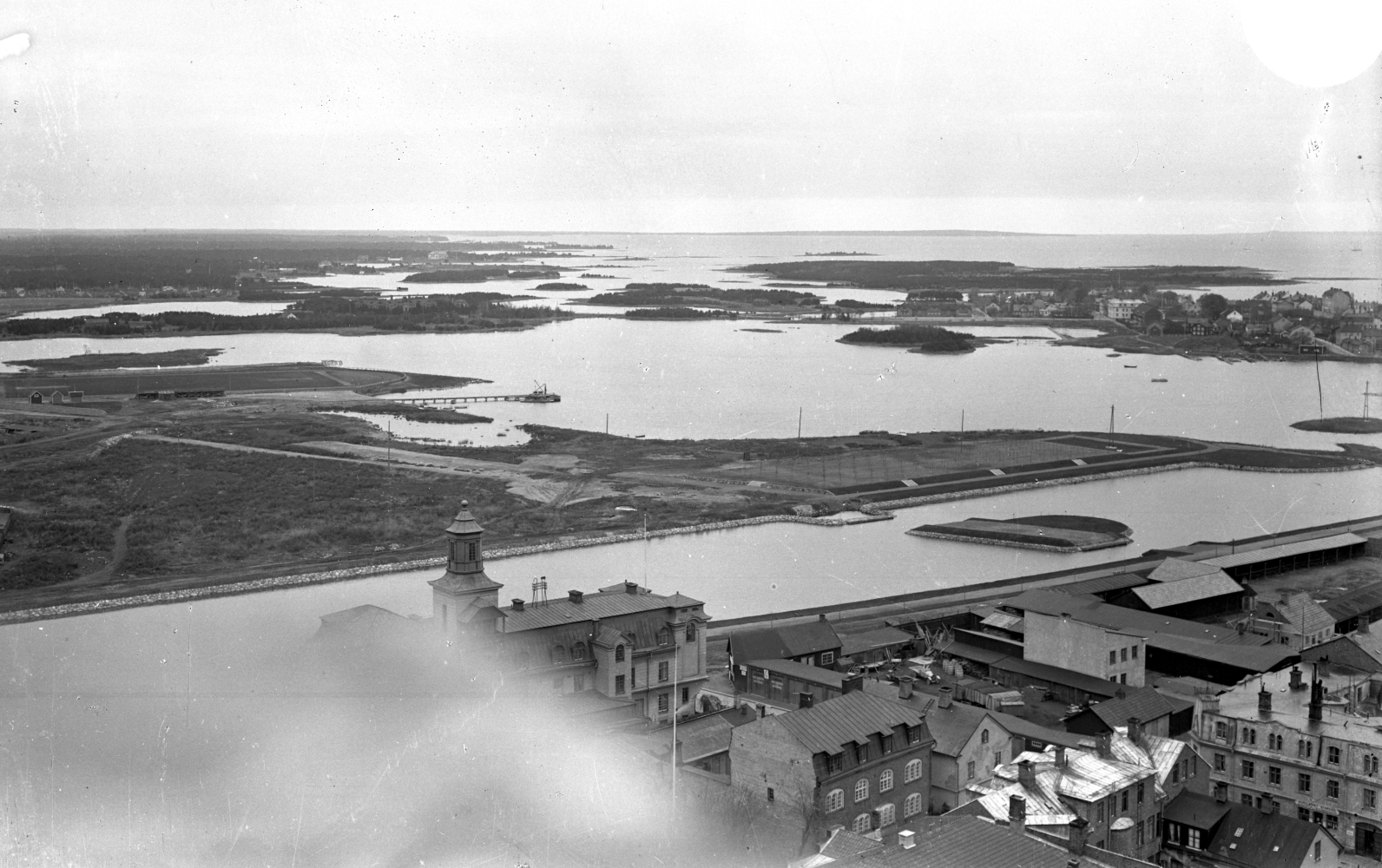 Fredriksskans från vattentornet, med den återöppnade kanalen. Malmfjärden och öarna i norr. 