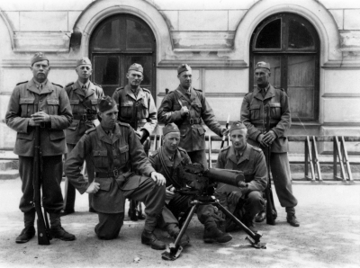 Kulsprutetropp på stadshusets gård