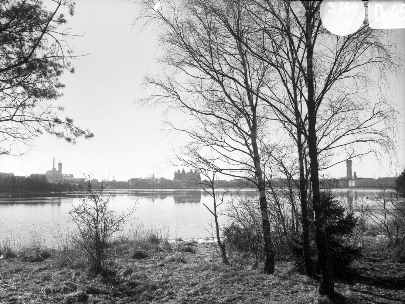 Kvarnholmnen från Lindö över Malmfjärden, med kvarnen, domkyrkan och vattentornet