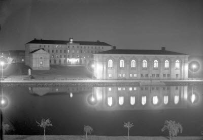 Läroverket i månsken fr. Brandstationen