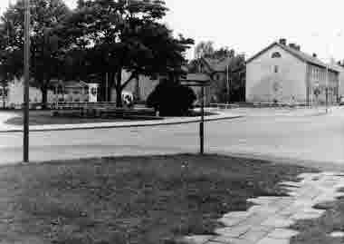 Trädgårdsgatan. Korsning med Lindölundsgatan och Norra vägen. Skvallertorget ca 1974
