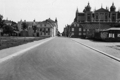 Östra sjögatan vid gamla idrottsplatsen från Södra kanalgatan mot Stortorget. Essenasfalt