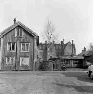 Nybrogatan 18. Karlbergs bilverkstad 25/4 1964