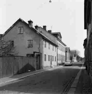 Nybrogatan 26-18 från Skvallertorget. 25/4 1964