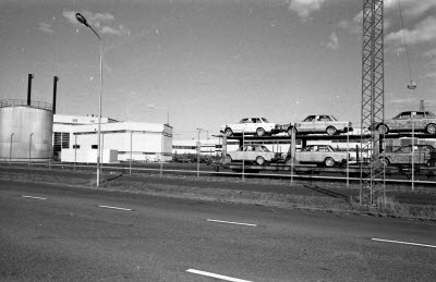 Volvo Kalmarverken. Bilar lastade på järnvägsvagnar 1975